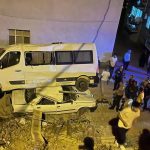 Park halindeyken freni boşalan minibüs otomobilin üzerine düştü